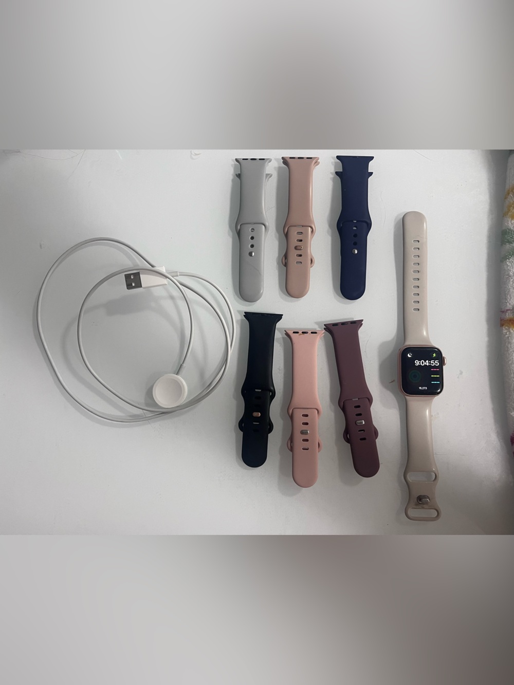 40mm Apple Watch Series 5 with 6 Bands and Charger